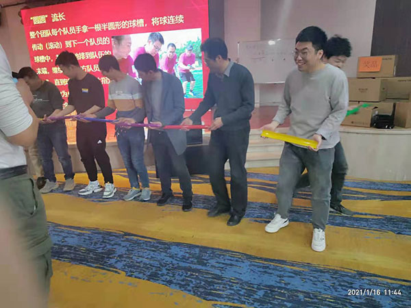 热烈祝贺2021迎新晚会既优秀员工表彰大会顺利举办